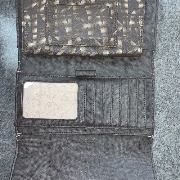 Michael Kors Wallet - Picture 2 of 3